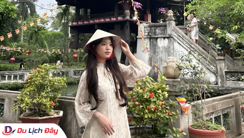 Du khách check in tại Chùa Một Cột cổ kính trong Tour Khám phá Hà Nội - Trong ngày