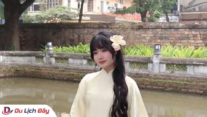 Du khách tạo dáng tại Văn Miếu Quốc Tử Giám trong Tour Khám phá Hà Nội - Trong ngày