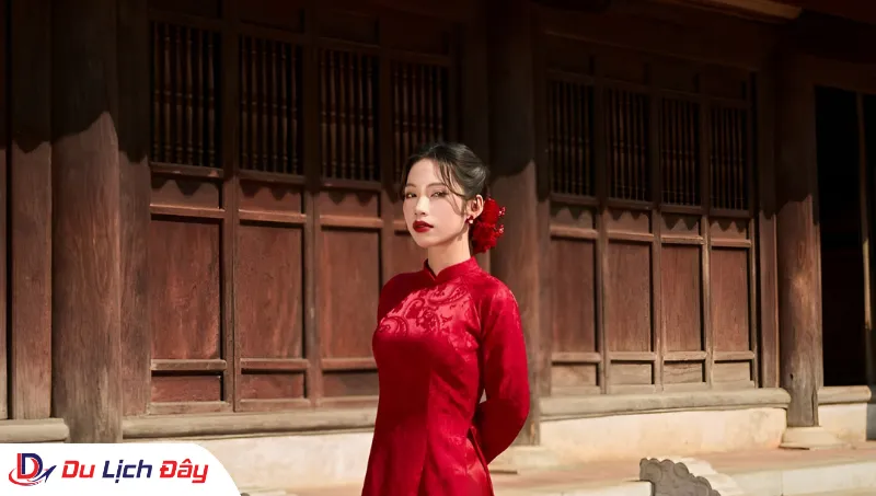 Du khách tạo dáng tại Văn Miếu Quốc Tử Giám trong Tour Khám phá Hà Nội - Trong ngày