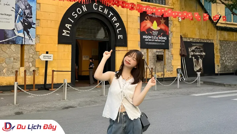 Du khách check in tại di tích Nhà tù Hỏa Lò trong Tour Khám phá Hà Nội - Trong ngày