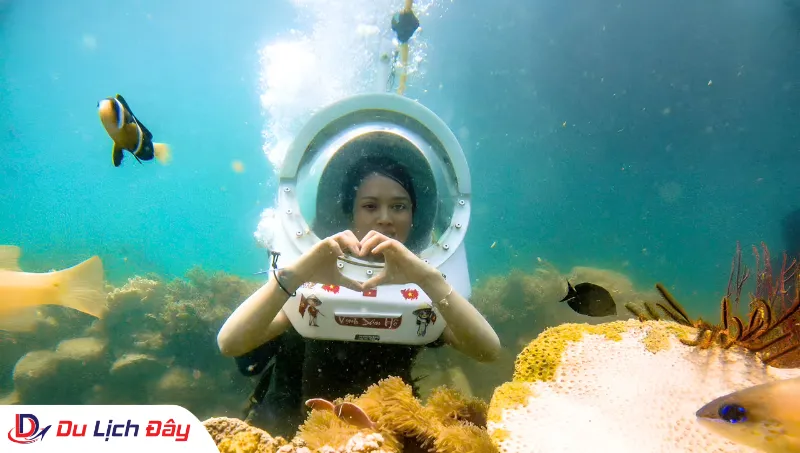 Du khách tạo dáng trái tim dưới đáy đại dương trong Tour Lặn Biển Ngắm San Hô - Nha Trang