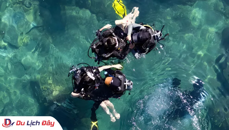 Huấn luyện viên hỗ trợ du khách chuẩn bị lặn trong Tour Lặn Biển Ngắm San Hô - Nha Trang