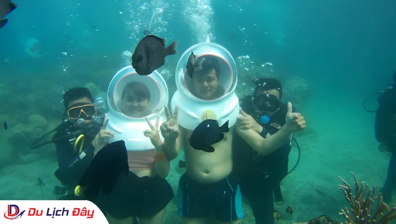Khoảnh khắc vui vẻ của du khách bên cạnh rạn san hô trong Tour Lặn Biển Ngắm San Hô - Nha Trang