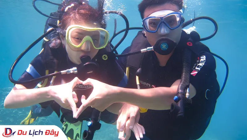 Cặp đôi du khách trải nghiệm lặn bình khí chuyên nghiệp trong Tour Lặn Biển Ngắm San Hô - Nha Trang