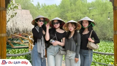 Nhóm bạn check-in nón lá duyên dáng trong Tour Miền Tây 2N1Đ