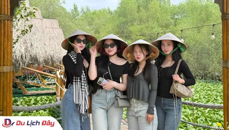Nhóm bạn check-in nón lá duyên dáng trong Tour Miền Tây 2N1Đ