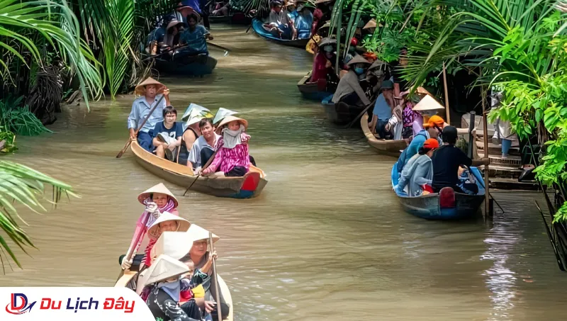 Trải nghiệm xuồng ba lá trong Tour Miền Tây 2N1Đ