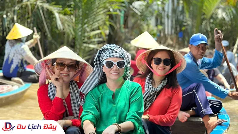 Du khách háo hứng khi trải nghiệm chèo thuyền ba lá trong Tour Miền Tây 2N1Đ