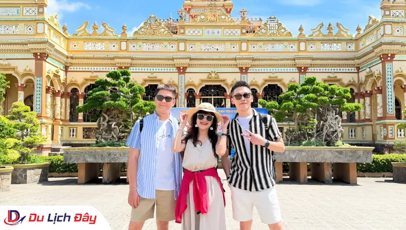 Gia đình lưu niệm tại chùa Vĩnh Tràng trong Tour Miền Tây 2N1Đ