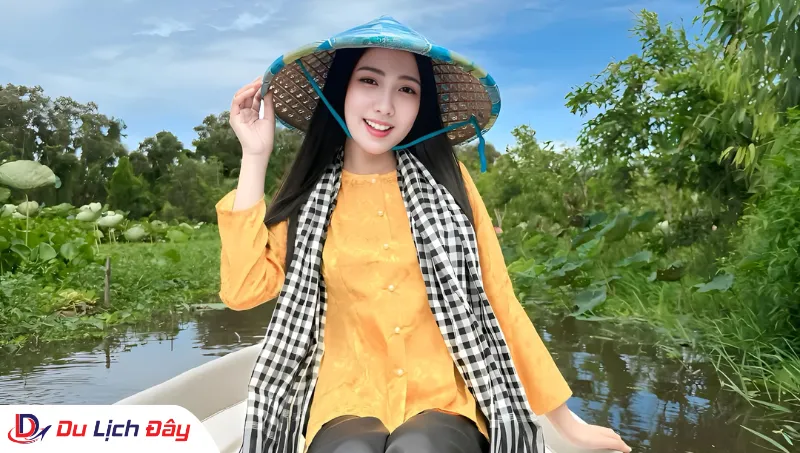 Thiếu nữ duyên dáng trong bộ bà ba và nón lá trong Tour Miền Tây 4N3Đ