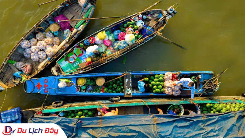 Cận cảnh những ghe thuyền đầy ắp trái cây tại chợ nổi trong Tour Miền Tây 4N3Đ