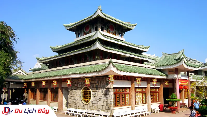 Kiến trúc uy nghiêm của Miếu Bà Chúa Xứ Núi Sam trong Tour Miền Tây 4N3Đ