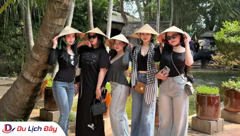 Nhóm bạn trẻ rạng rỡ check-in cùng khăn rằn nón lá trong Tour Miền Tây 4N3Đ