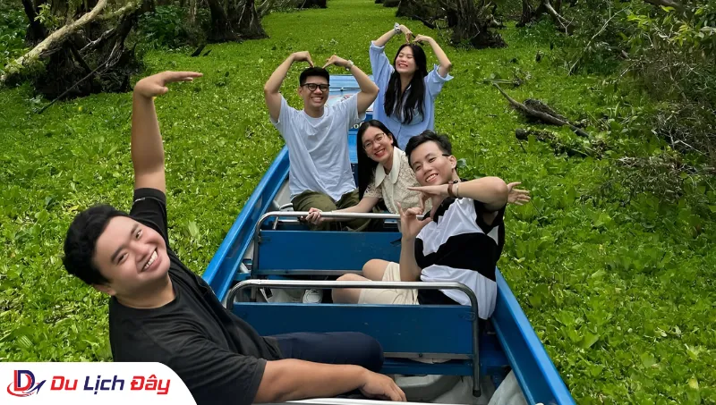 Khoảnh khắc vui vẻ của du khách trên xuồng máy tại rừng tràm trong Tour Miền Tây 4N3Đ