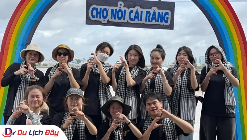 Tập thể du khách lưu giữ kỷ niệm tại cổng Chợ nổi Cái Răng trong Tour Miền Tây 4N3Đ