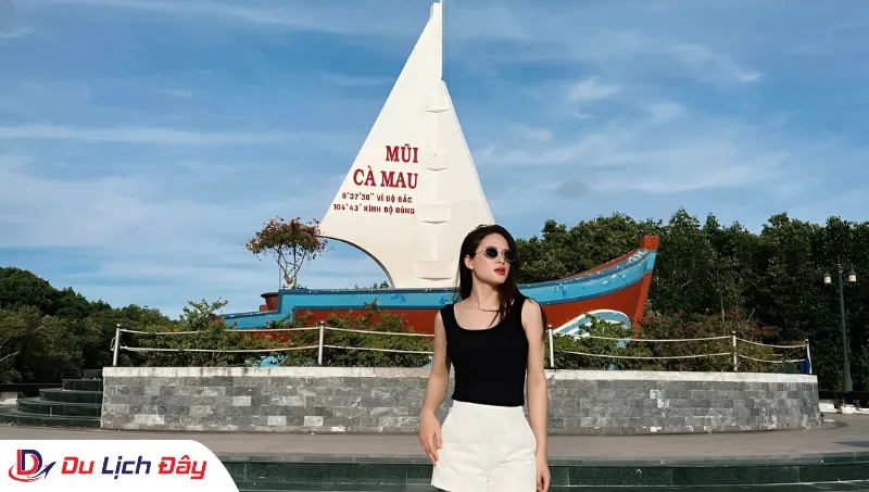 Du khách check-in cực chất bên biểu tượng con tàu tại Đất Mũi Cà Mau trong Tour Miền Tây 4N3Đ