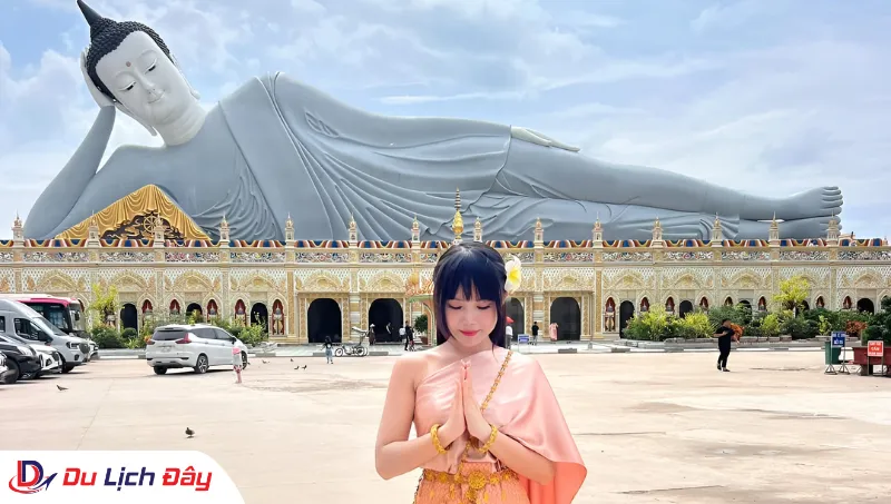 Thiếu nữ trong trang phục Khmer truyền thống chiêm bái tượng Phật nằm tại chùa Som Rông trong Tour Miền Tây 4N3Đ