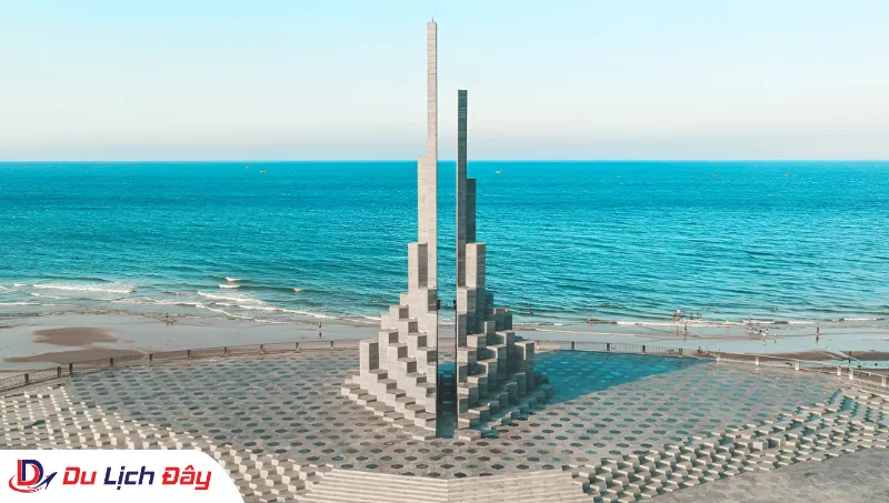 Toàn cảnh Tháp Nghinh Phong bên bờ biển trong Tour Nha Trang - Phú Yên 2N1Đ