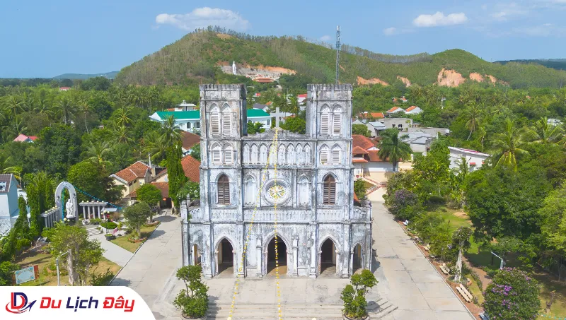 Vẻ đẹp cổ kính của Nhà thờ Mằng Lăng trong Tour Nha Trang - Phú Yên 2N1Đ