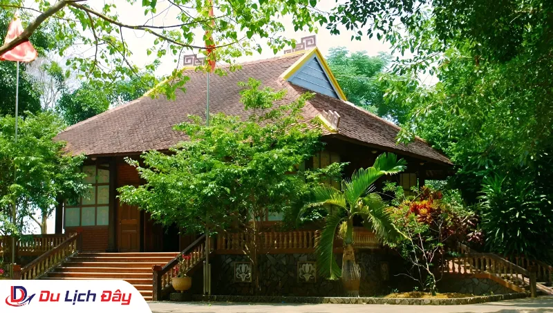 Không gian yên bình tại Nhà thờ Bác Hồ trong Tour Nha Trang - Phú Yên 2N1Đ