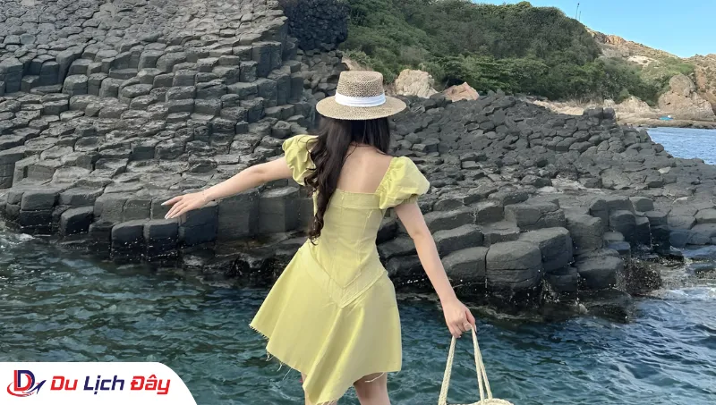 Du khách tạo dáng phong cách tại Gành Đá Đĩa trong Tour Nha Trang - Phú Yên 2N1Đ