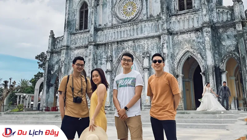 Nhóm bạn lưu giữ kỷ niệm đẹp trước Nhà thờ Mằng Lăng trong Tour Nha Trang - Phú Yên 2N1Đ