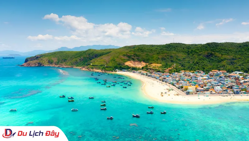 Toàn cảnh Hòn Khô xanh ngát trong Tour Nha Trang - Quy Nhơn - Phú Yên - 2N1Đ