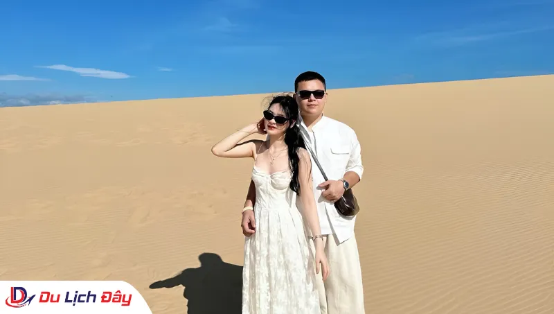 Cặp đôi chụp ảnh kỷ niệm tại đồi cát trong Tour Nha Trang - Quy Nhơn - Phú Yên - 2N1Đ