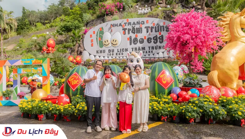 Du khách chụp ảnh lưu niệm tại KDL Trăm Trứng trong Tour Ninh Thuận - Nha Trang 2N1Đ