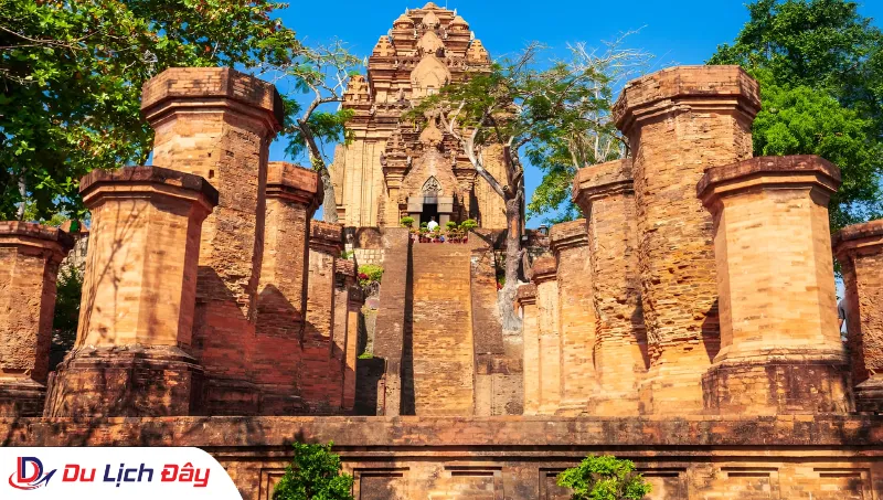 kiến trúc cổ kính tại Tháp Bà Ponagar trong Tour Ninh Thuận - Nha Trang 2N1Đ
