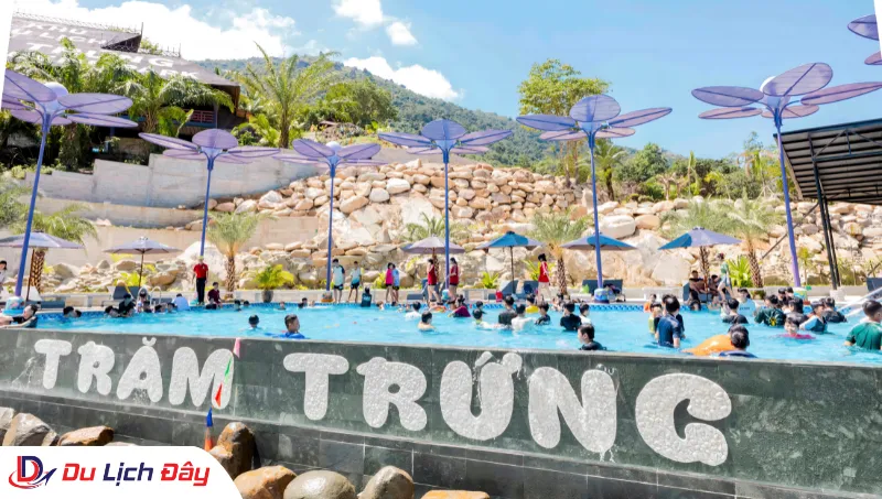 Du khách vui chơi tại hồ bơi khu du lịch Trăm Trứng trong Tour Ninh Thuận - Nha Trang 2N1Đ