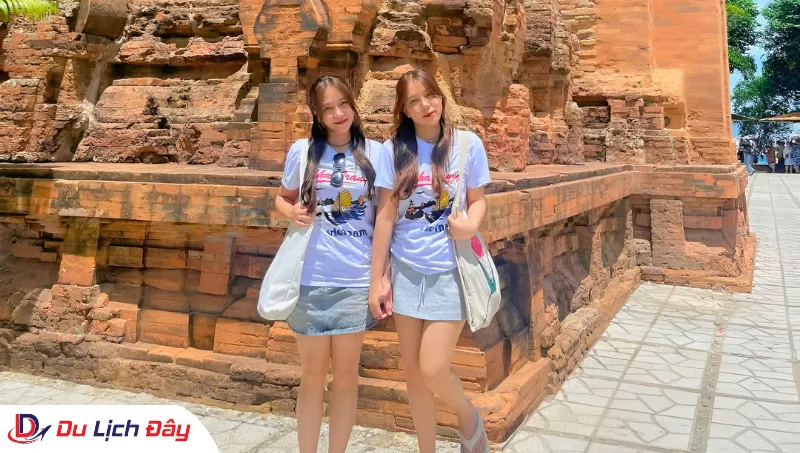 Du khách check-in tại Tháp Bà Ponagar trong Tour Ninh Thuận - Nha Trang 2N1Đ