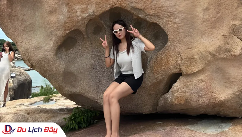 u khách chụp ảnh tại danh thắng Hòn Chồng trong Tour Ninh Thuận - Nha Trang 2N1Đ