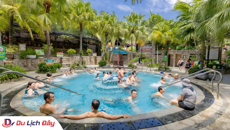 Du khách thư giãn tại hồ tắm khoáng khu du lịch Trăm Trứng trong Tour Ninh Thuận - Nha Trang 2N1Đ