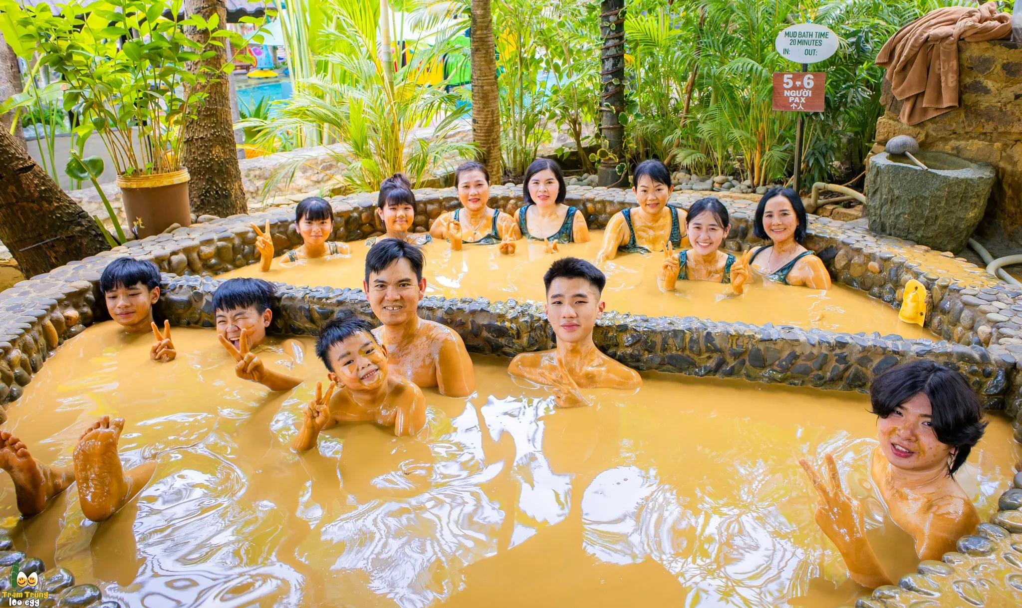 Gia đình du khách trải nghiệm tắm bùn tại KDL Trăm Trứng trong Tour Ninh Thuận - Nha Trang 2N1Đ