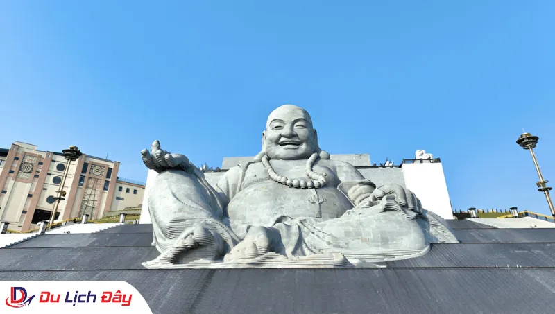 Tượng Phật Di Lặc uy nghiêm trong Tour Núi Bà Đen - Tây Ninh