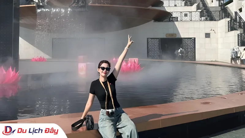 Du khách check-in tại hồ sen đỉnh núi trong Tour Núi Bà Đen - Tây Ninh