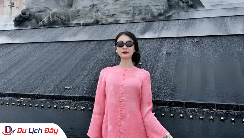 Du khách chụp ảnh tại khu vực thác nước đá trong Tour Núi Bà Đen - Tây Ninh