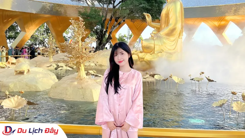 Du khách tham quan không gian tâm linh trong Tour Núi Bà Đen - Tây Ninh