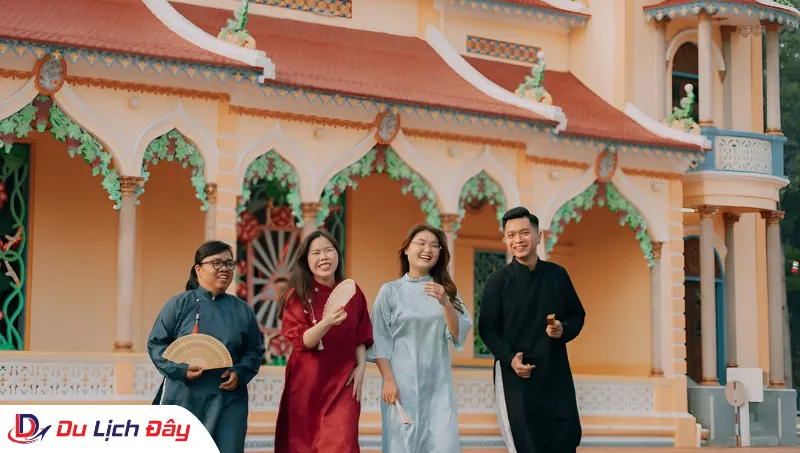 Du khách dạo bước tại Tòa Thánh Tây Ninh trong Tour Núi Bà Đen - Tây Ninh