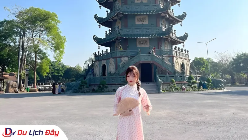 Du khách check-in cùng kiến trúc cổ tại Chùa Gò Kén trong Tour Núi Bà Đen - Tây Ninh