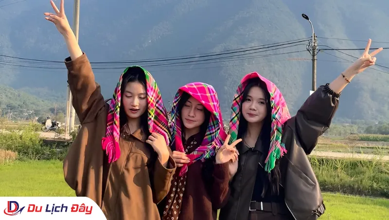 Nhóm bạn trẻ check tin tại Bản Lác trong Tour Tây Bắc 5N4D