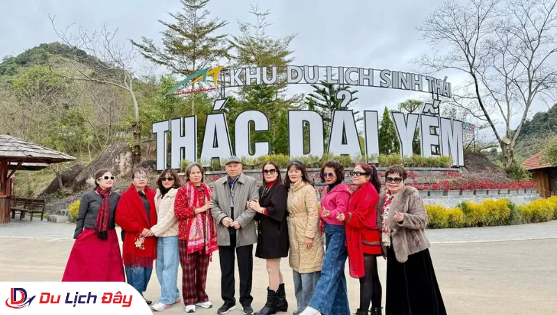 Đoàn khách tham quan Thác Dải Yếm trong Tour Tây Bắc 5N4D