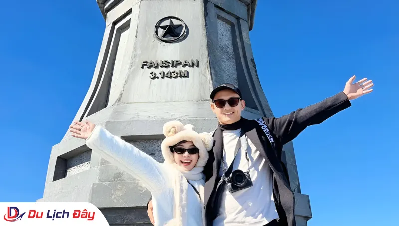 Cặp đôi check in tại đỉnh Fansipan trong Tour Tây Bắc 5N4D