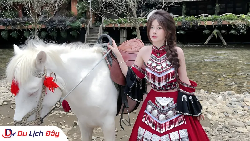 Du khách mặc đồ dân tộc tạo dáng bên ngựa tại Bản Cát Cát trong Tour Tây Bắc 5N4D