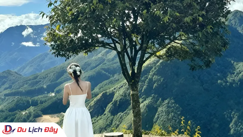 Du khách check in tại Đèo Ô Quy Hồ trong Tour Tây Bắc 5N4D