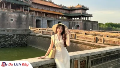 Du khách check-in tại cổng Đại Nội Huế trong Tour tham quan Huế - Trong ngày