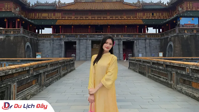 Du khách trong trang phục áo dài tại Đại Nội Huế trong Tour tham quan Huế - Trong ngày
