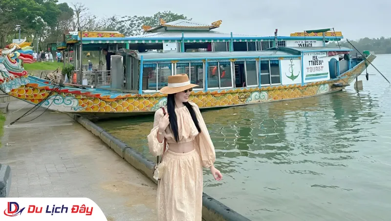Du khách tại bến thuyền rồng sông Hương trong Tour tham quan Huế - Trong ngày