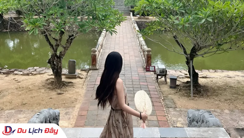 Du khách tạo dáng tại Lăng Minh Mạng trong Tour tham quan Huế - Trong ngày